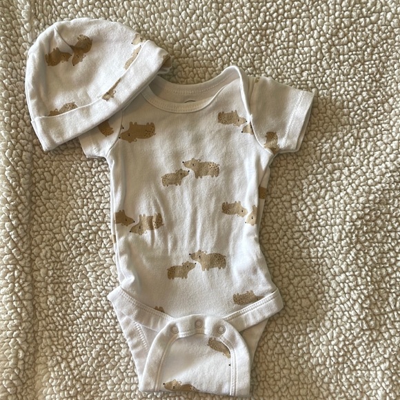 Newborn Boy onesie and matching hat - Picture 1 of 5